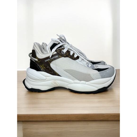 Women’s Louis Vuitton Run 55 White Monogram Sneaker Size 35 1/2 - Picture 2 of 10